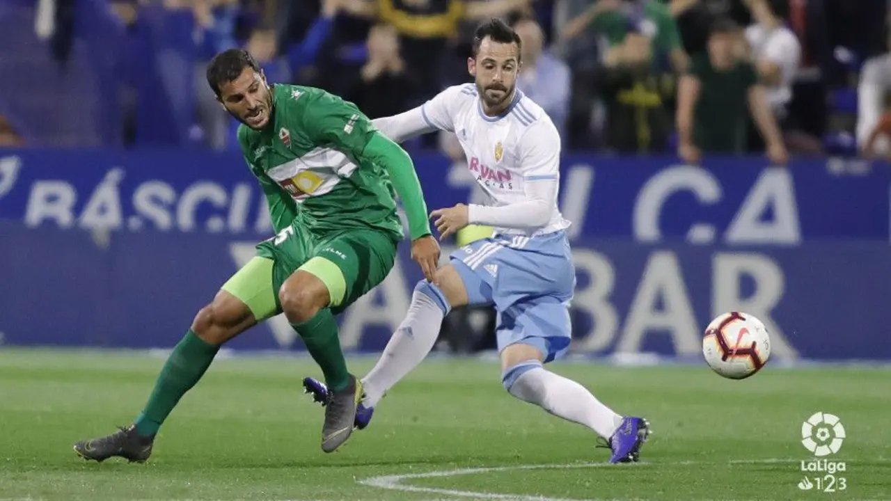 Guiti&aacute;n defiende un bal&oacute;n ante el Elche CF. Foto: La Liga 123