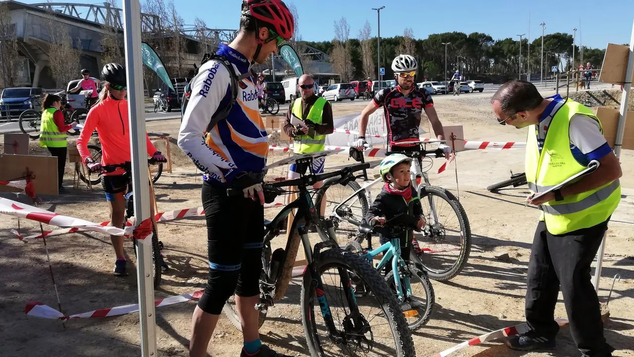 Corredores de todas las edades tomaron la salida en la prueba familiar. Foto: Pe&ntilde;a Guara