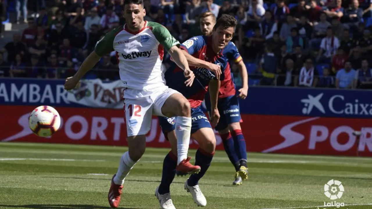 Mantovani pugna con Calleri | Foto: LaLiga