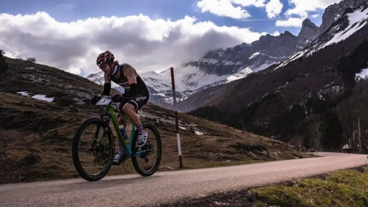 Pello Osoro, en el segmento sobre la bici rumbo al Espacio N&oacute;rico de Linza. Foto: Aitor Borruel