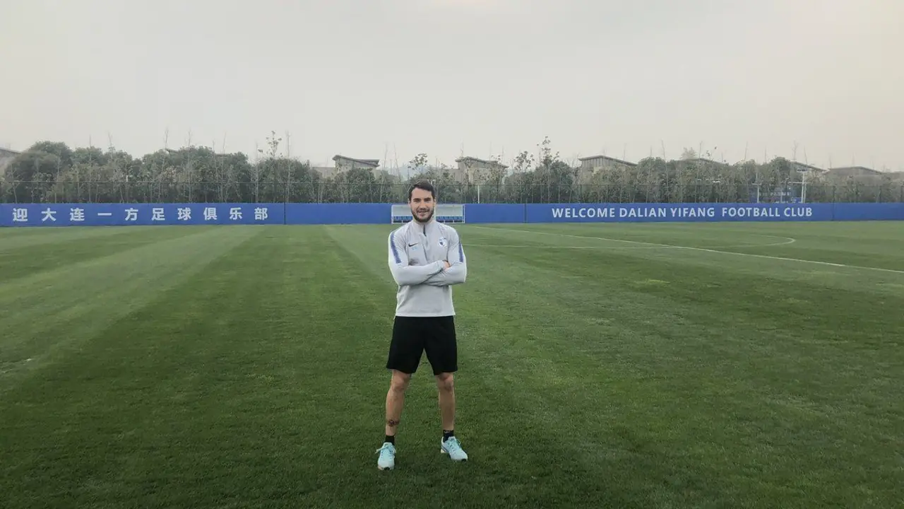 Javier Sagaste desempe&ntilde;a su trabajo de fisioterapeuta en el Dalian Yinfang chino.
