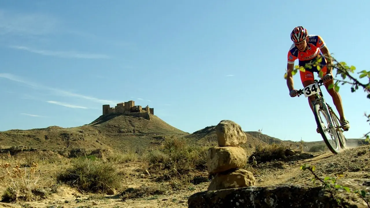 Pedaleo sobre BTT con el hist&oacute;rico castillo de Montearag&oacute;n al fondo de la imagen. Foto: Prepyr 365