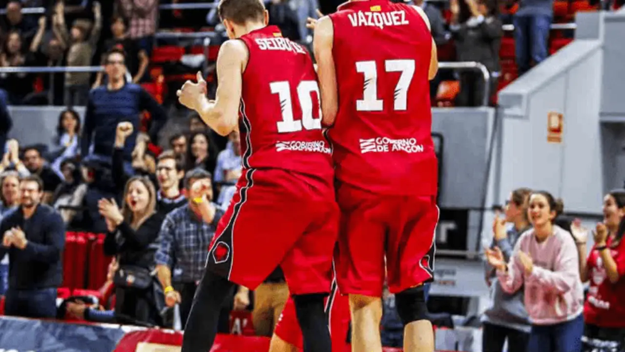 Fran V&aacute;zquez celebra una acci&oacute;n junto a Seibutis en el partido ante Tenerife. Foto: Esther Casas/Tecnyconta Zaragoza