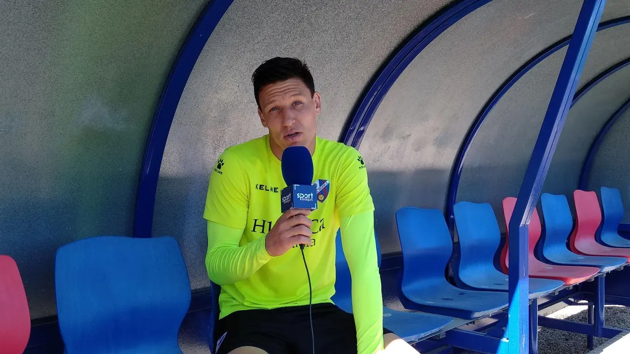 Musto, en el banquillo azulgrana, en una entrevista concedida a Sportaragon. Foto: SPORTARAGON.com