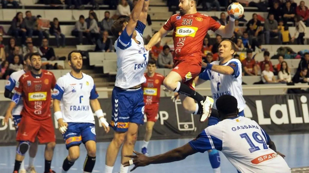 Alex Marcelo busca porter&iacute;a en un partido entre el Bada Huesca y el Granollers. Foto: C.Pascual