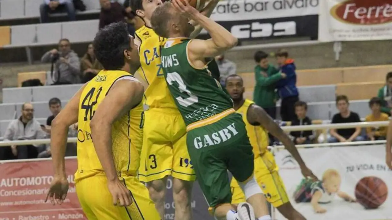 Tyler Haws entra a canasta en el Levitec-Real Canoe del martes. Foto: C. Pascual