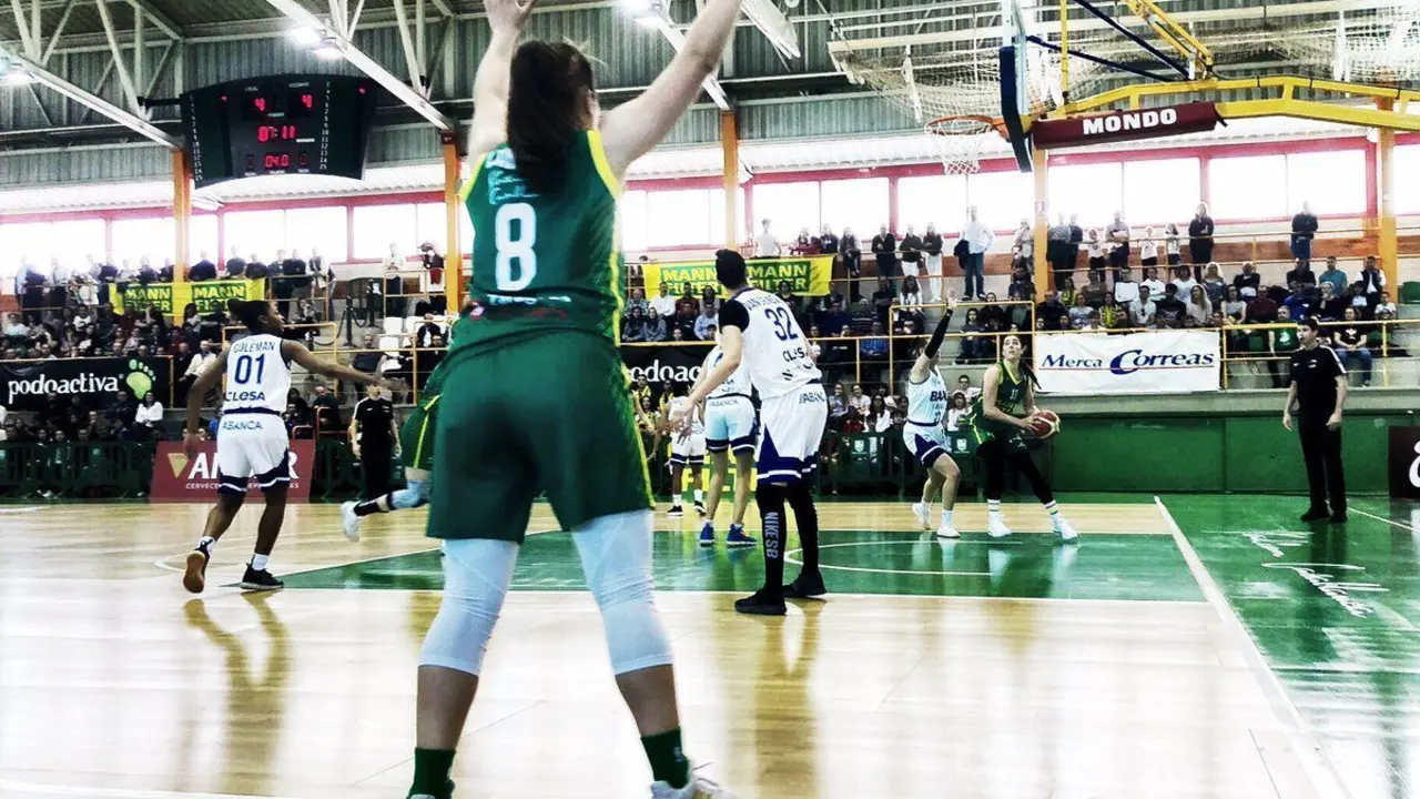 Irene Lahuerta pide el bal&oacute;n en el per&iacute;metro. Foto: @STCBaloncesto