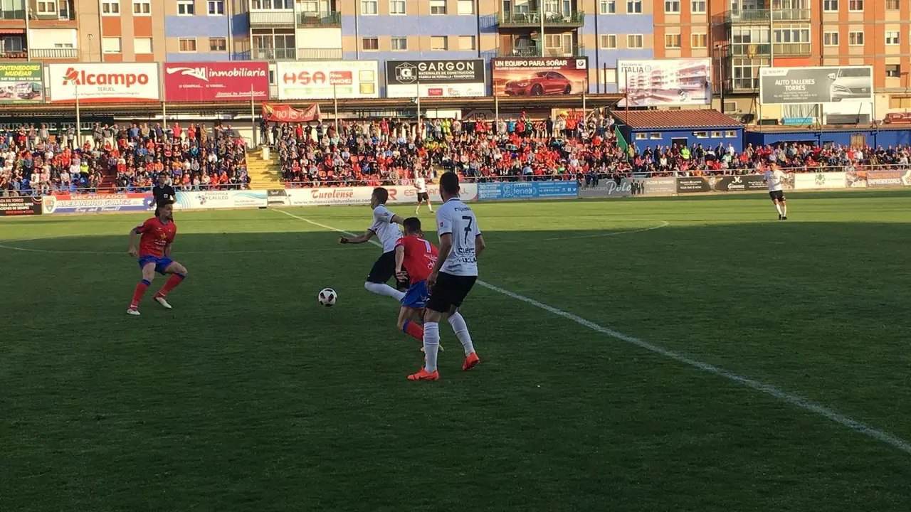 Los jugadores del CD Teruel y el UB Conquense se enfrentan en Pinilla |Foto: Fernando S&aacute;nchez 