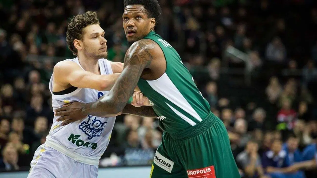 Aukstikalnis, con su nuevo equipo, defiende a Thompson en el partido ante Zalgiris