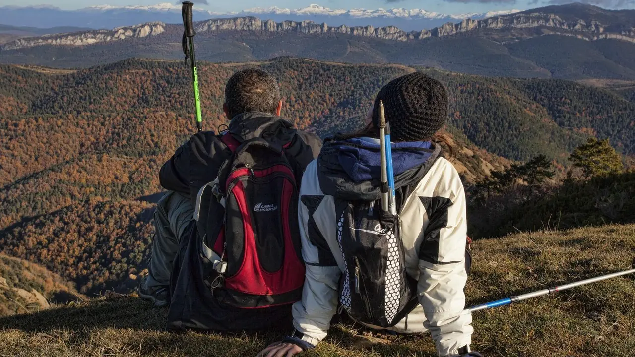 Dos senderistas en Cinco Villas, cuya Sierra de Santo Domingo se incorpora este verano al programa Monta&ntilde;a Segura. Foto: Prepyr 365