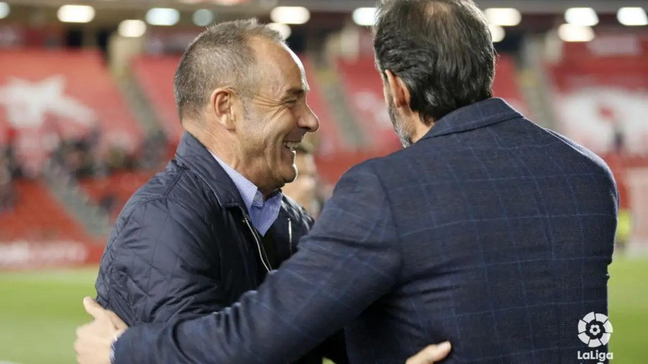 Victor Fern&aacute;ndez saluda antes del partido al entrenador del Mallorca Vicente Moreno | Foto: LaLiga