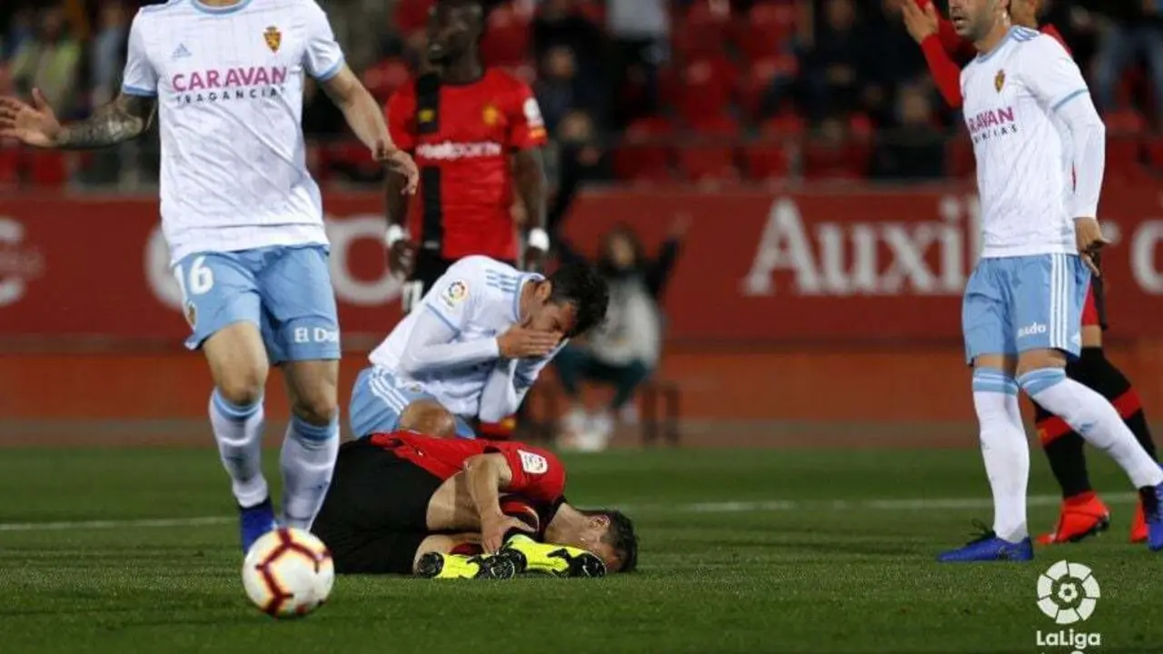 Guiti&aacute;n observa de cerca el golpe a Dorado. Foto | LaLiga123