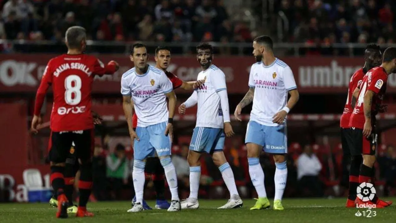Linares, V&aacute;zquez y Mu&ntilde;oz en una jugada a bal&oacute;n parado. Foto: Liga 123