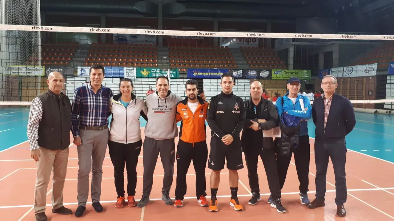 Representantes de los colegios inscritos a 'Teruel Ciudad del Voley',  Universidad de Zaragoza, Club Voleibol Teruel y Ayuntamiento |Foto: Ayuntamiento de Teruel 
