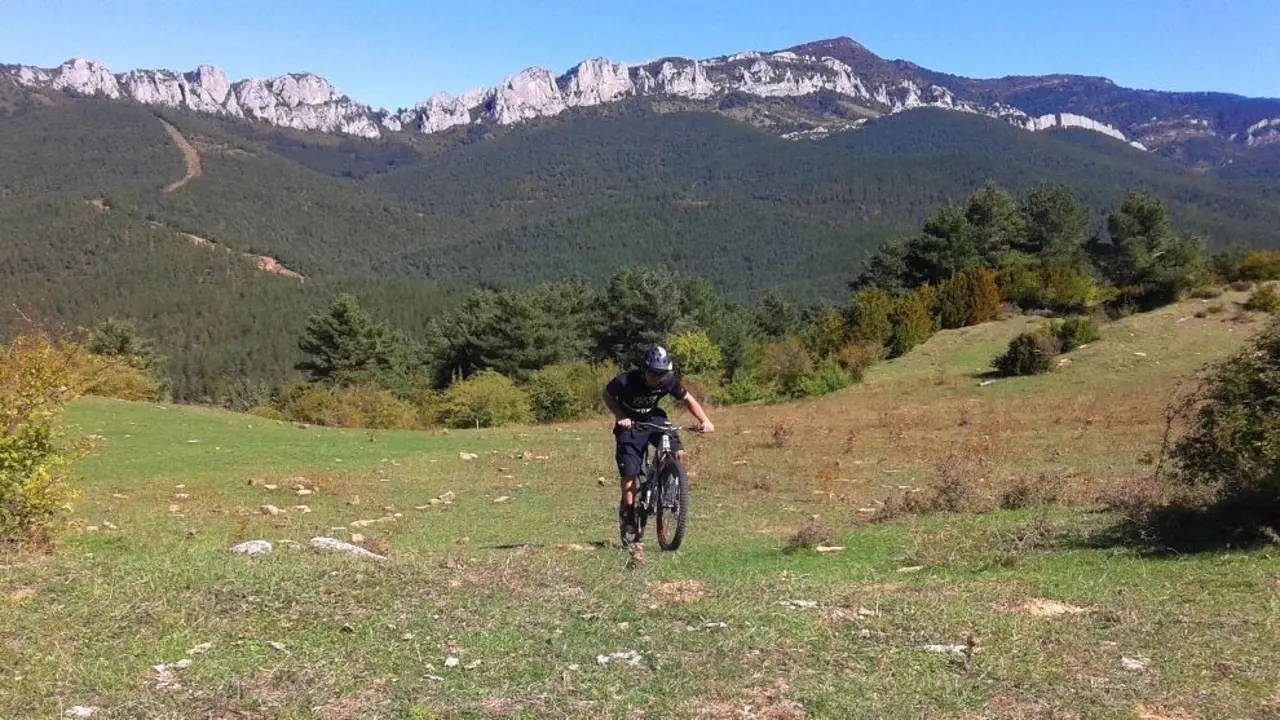 Un ciclista en el tramo direcci&oacute;n a Luesia para acabar las cuatro etapas de la All Mountain. Foto: Prepyr 365