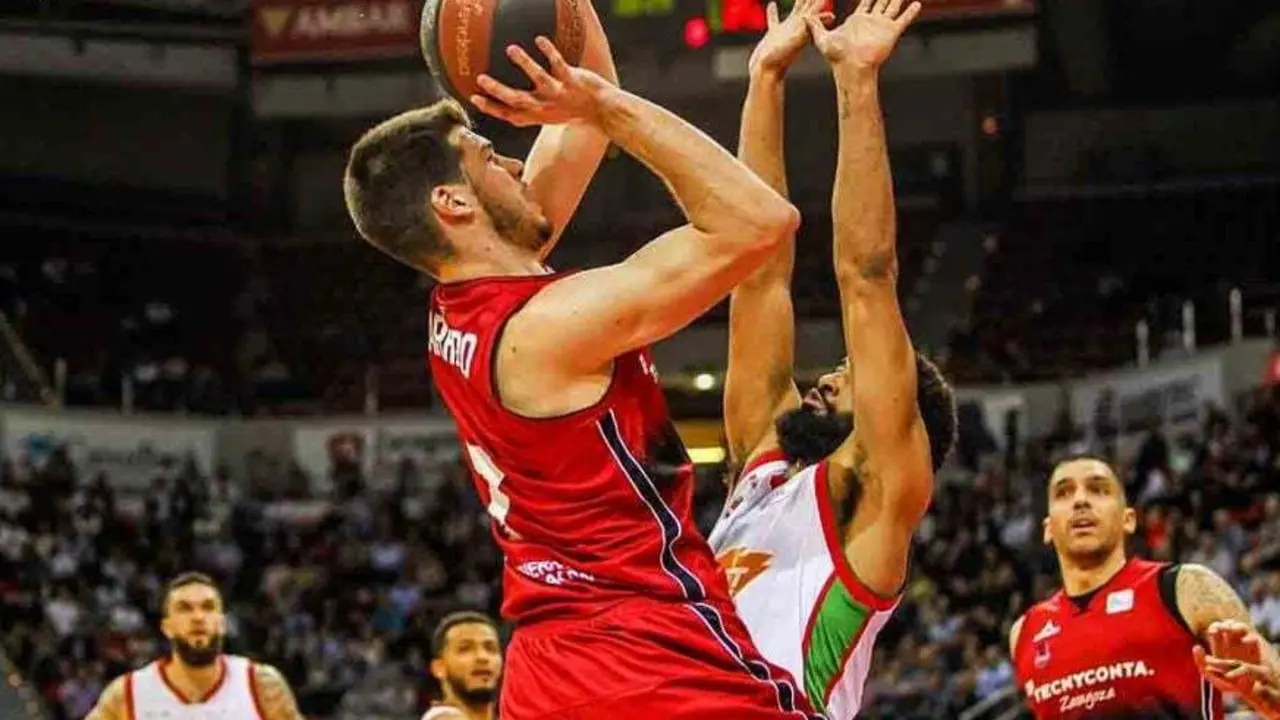 Barreiro lanza en el partido ante Baskonia. Foto: Esther Casas /Tecnyconta Zaragoza