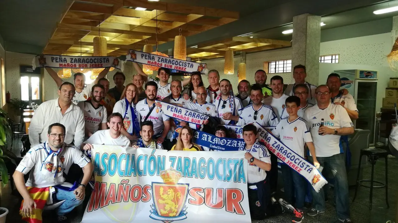 Foto de familia de la Pe&ntilde;a Zaragocista Ma&ntilde;os Sur. Foto: PZ Ma&ntilde;os Sur Jerez