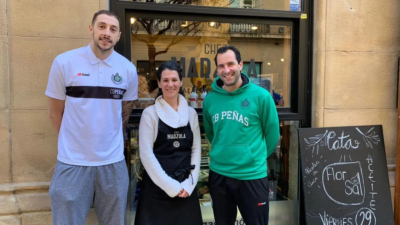Elena Bernad entre Arenas y Gjuroski, a las puertas de Chez Marzola donde ha sido la rueda de prensa. Foto: CB Pe&ntilde;as