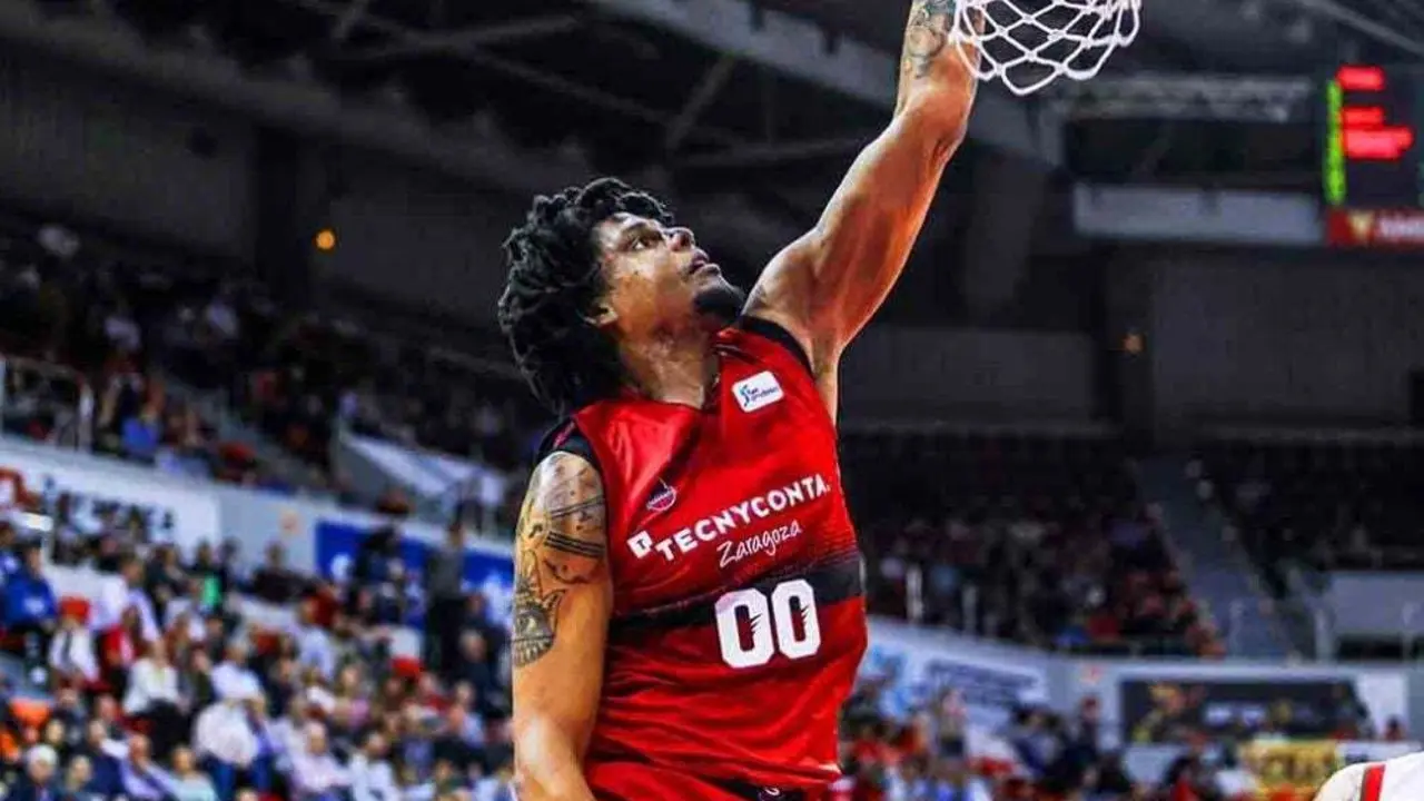 Javier Justiz realiza un mate ante Baskonia. Foto: Esther Casas/Tecnyconta Zaragoza