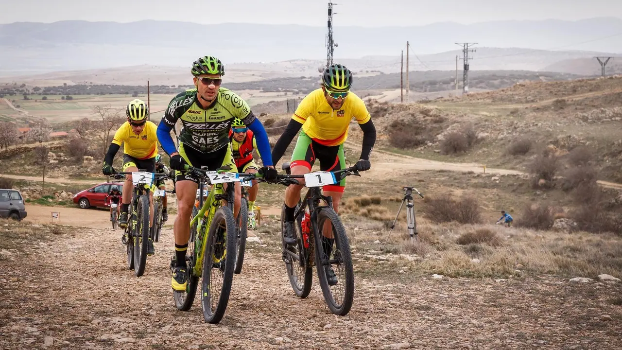 En la imagen corredores de la pasada edici&oacute;n de la Jamon Bike by Airesano en la carrera del s&aacute;bado | Foto: jamonbike.com