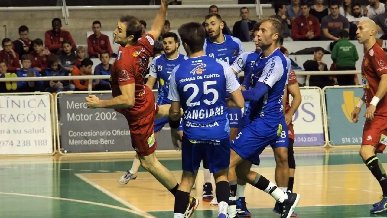 Oier, en el doble pivote, finaliza una acci&oacute;n en el partido contra Teucro disputado en el Palacio de los Deportes. Foto: C.Pascual