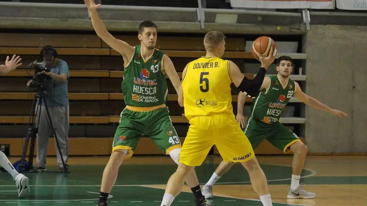 Kenan Karahodzic defendiendo a Douvier. Foto: C. Pascual