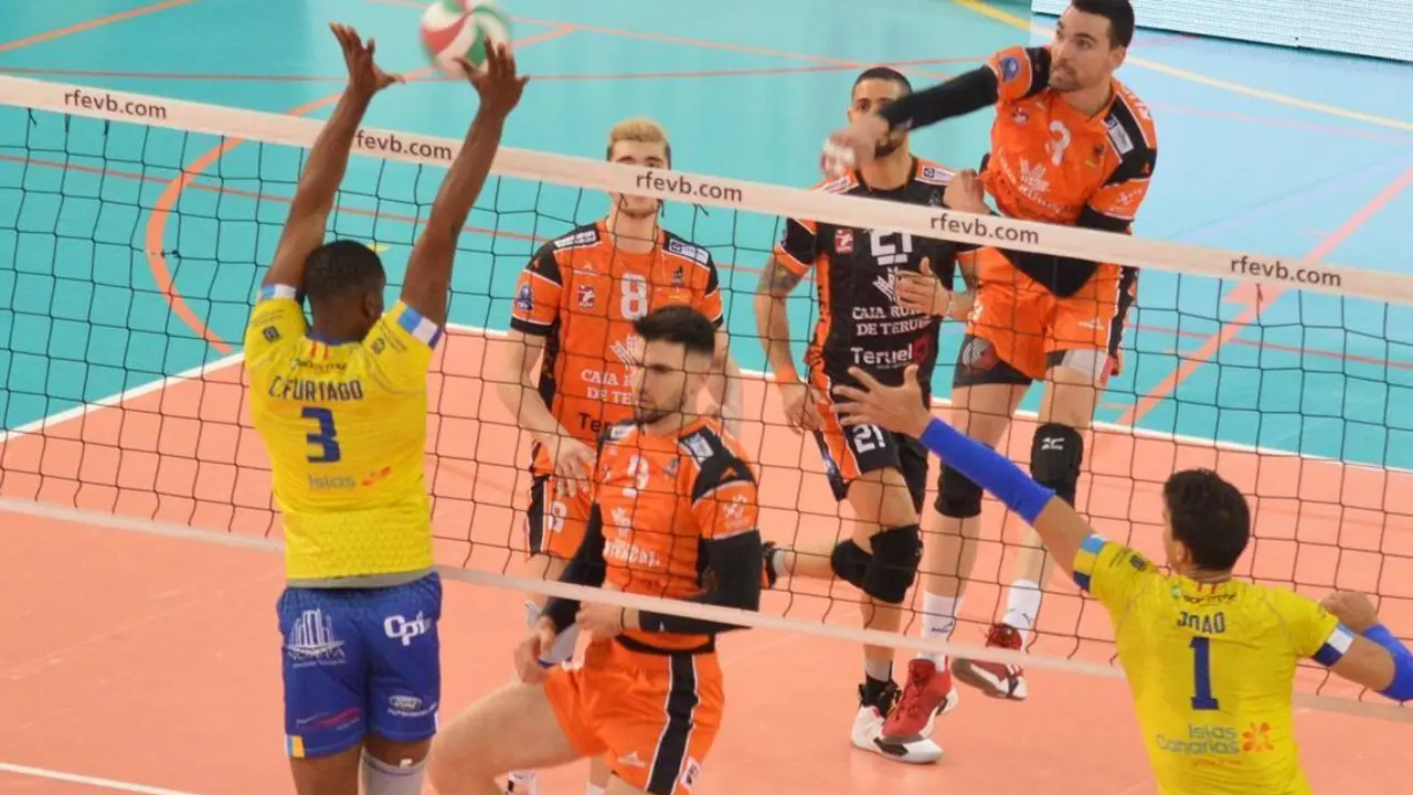 Victor Rodr&iacute;guez durante un remate en el partido de esta tarde entre el CV Teruel y el Vecindario Gran Canaria | Foto: CV Teruel