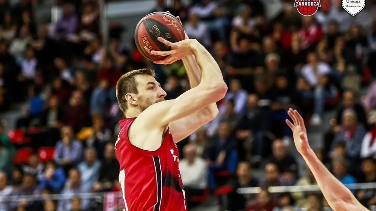 Fran V&aacute;zquez lanza a canasta. Foto: Basket Zaragoza