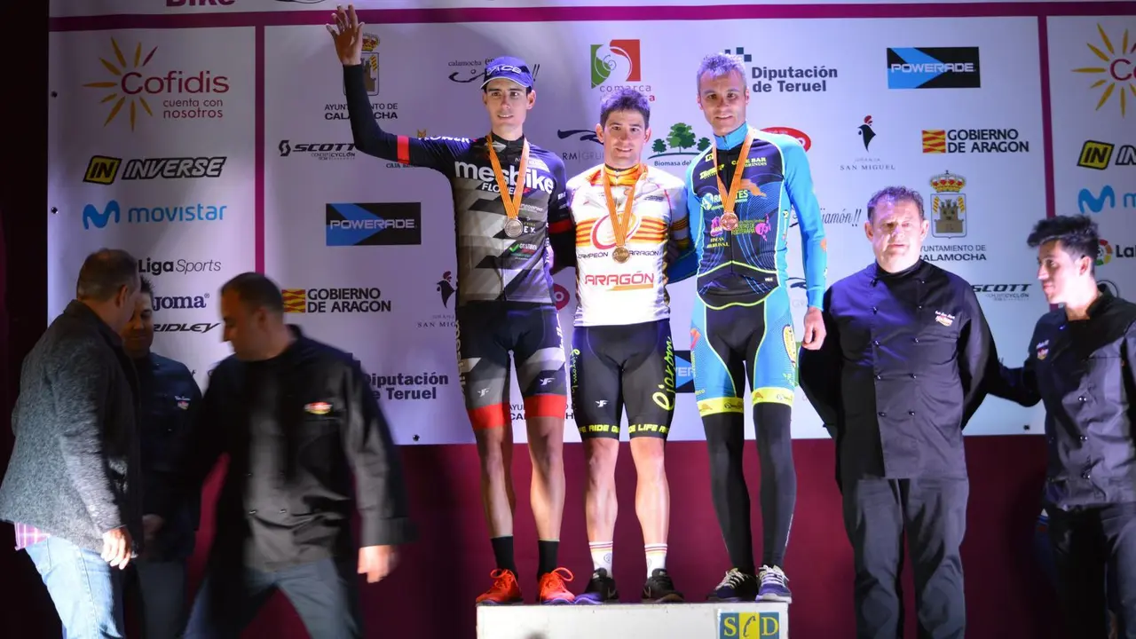 En el podio Daniel Carre&ntilde;o, Jos&eacute; M&aacute;rquez y Roberto Bou, tras la Ultramarat&oacute;n de la Jamon Bike | Foto: Jamon Bike by Airesano
