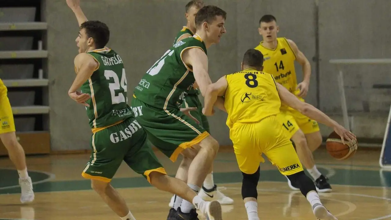 Philipp Hartwich defendiendo a Ahonen. FOto: C. Pascual
