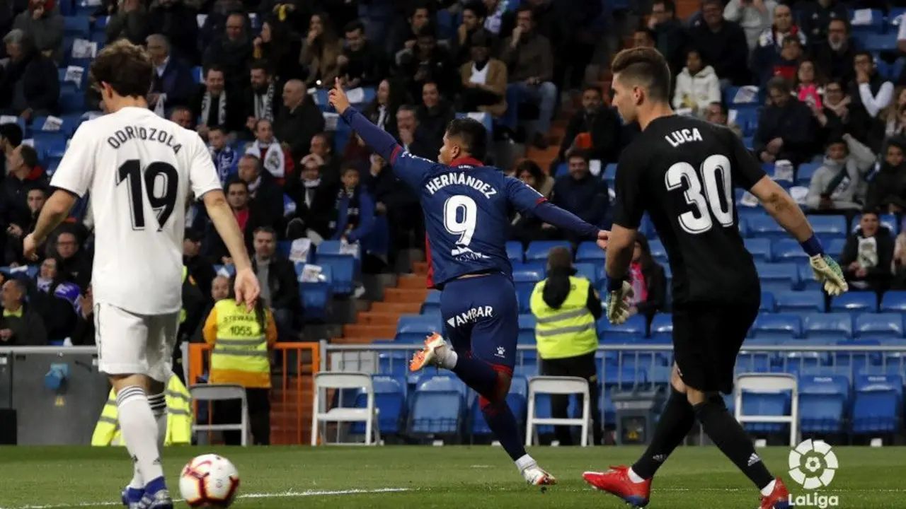 'Cucho' celebra el gol con el que abri&oacute; el Huesca el marcador. Foto: LaLiga Santander