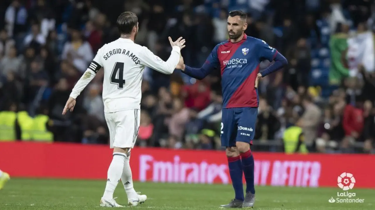 Ramos y Enric Gallego se saludan tras finalizar el encuentro en el Santiago Bernab&eacute;u de la pasada temporada. Foto: LaLiga Santander