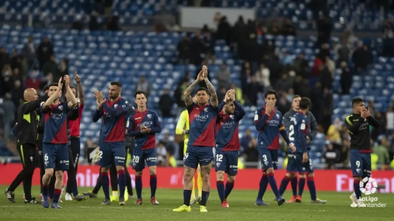 Los jugadores azulgranas agradeciendo al final del partido a la enorme afici&oacute;n desplazada | Foto: LFP