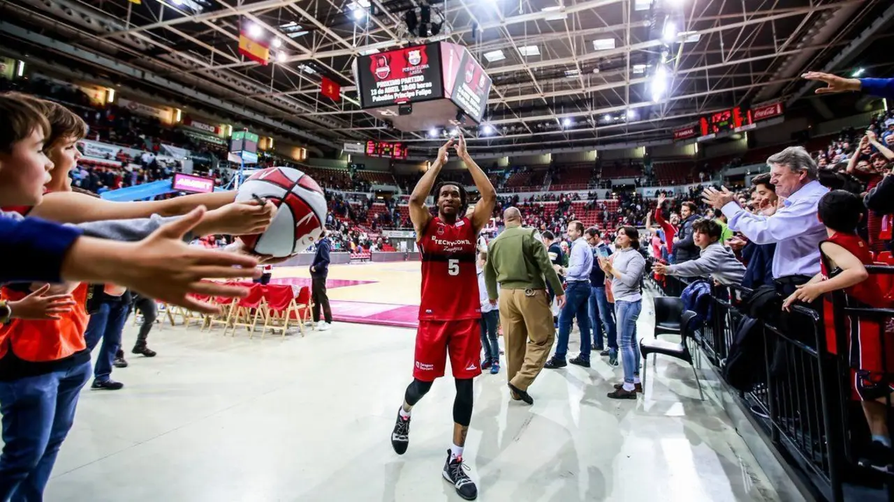 Stan Okoye, retir&aacute;ndose ayer tras el partido. Foto: Esther Casas/Tecnyconta Zaragoza