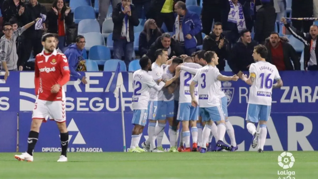 Los jugadores del Real Zaragoza celebran uno de los goles al N&agrave;stic. Foto | LaLiga123