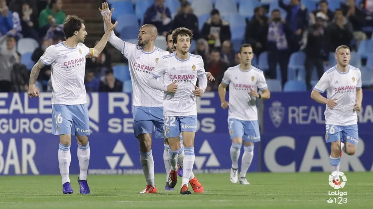 Los jugadores felicitan a Verdasca tras su gol. Foto | LaLiga123