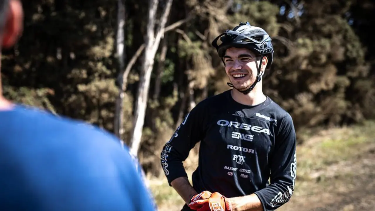 Gabi Torralba sonr&iacute;e en un descanso en Tasmania. Foto: Orbea Enduro Team