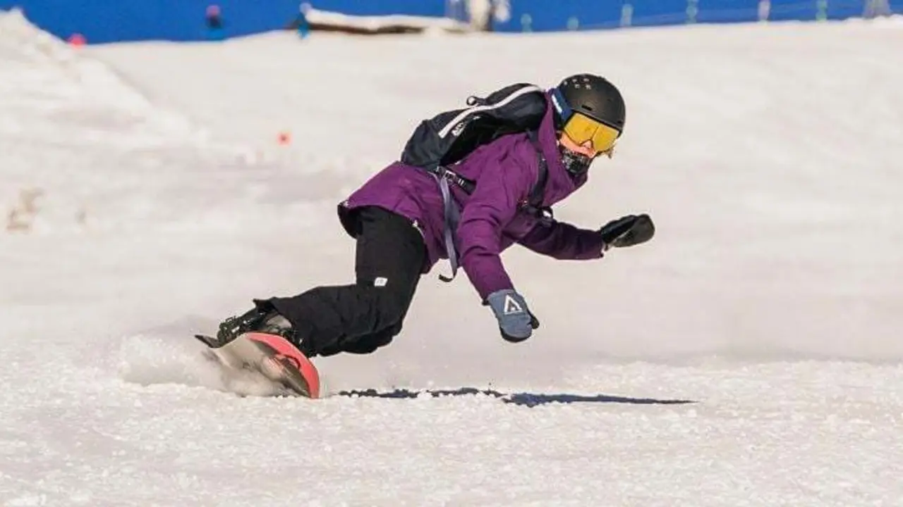 Nuria Cast&aacute;n, surfeando con su tabla busca estar la pr&oacute;xima temporada en la elite de la elite del freeride. Foto: Cedida