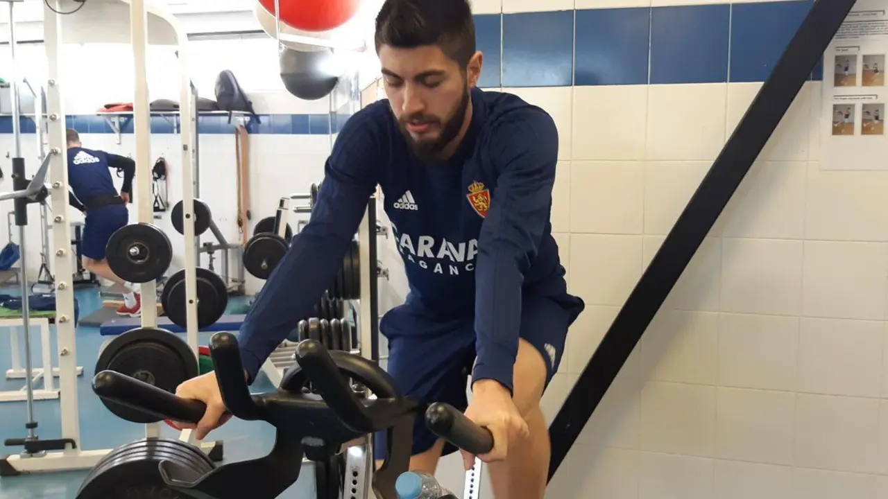 Papu, en la imagen, sobre la bici en su proceso de rehabilitaci&oacute;n. Foto: Real Zaragoza