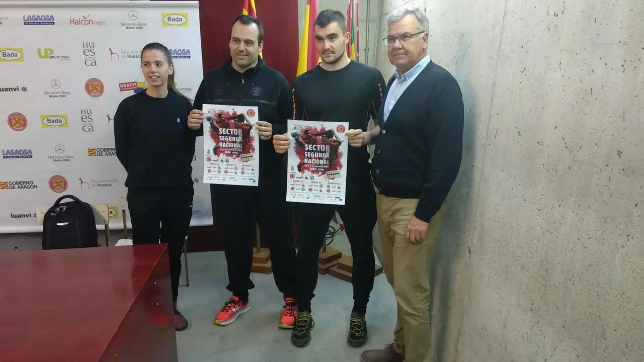 El entremador Efr&eacute;n P&eacute;rez y el jugador Etayo sostienen el cartel donde se anuncia el torneo sector que arranca este viernes. Foto: Sportaragon