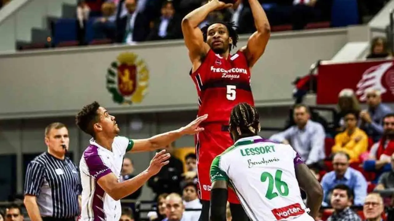 Stan Okoye lleg&oacute; a convertir 30 puntos y 32 de valoraci&oacute;n frente a Unicaja. Foto: Esther Casas/Tecnyconta Zaragoza
