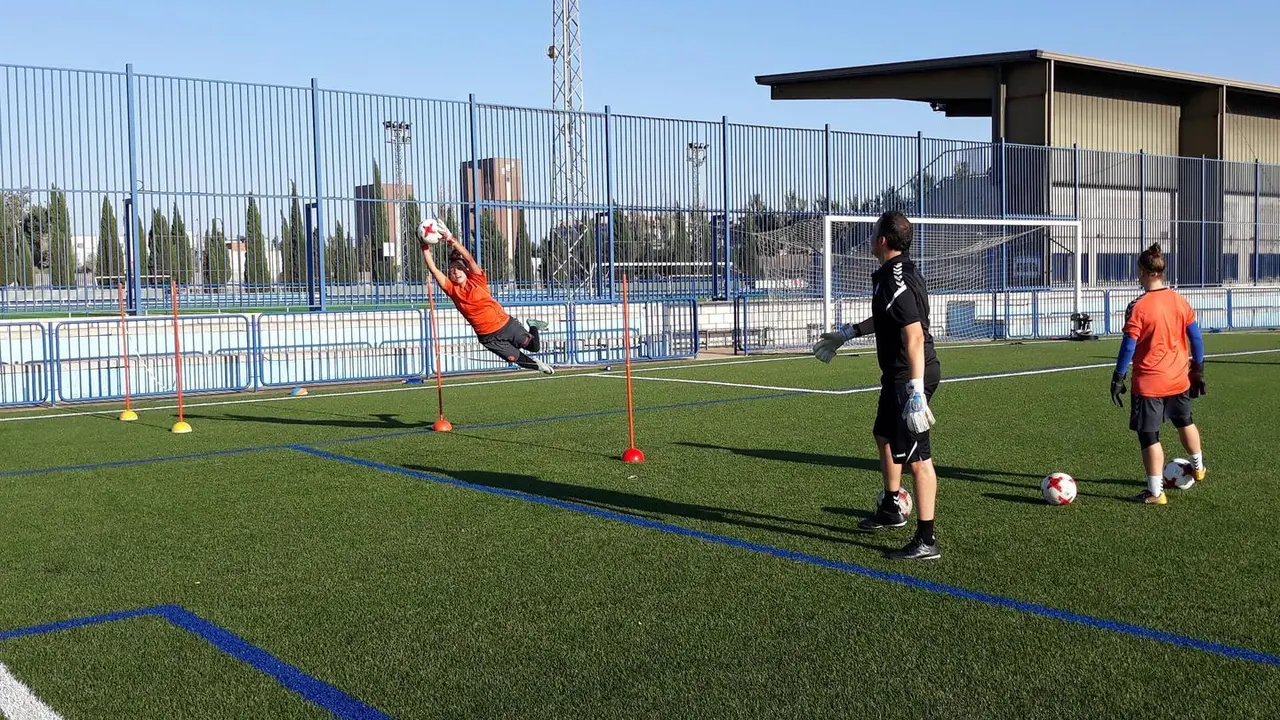 Mariano F&eacute;lez entrena a Patricia Larque e Isabel Longa, porteras del Zaragoza CFF