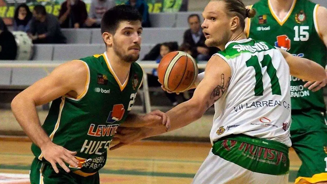 Sans trata de zafarse de Sabonis en el partido de ida | Foto: C.Pascual