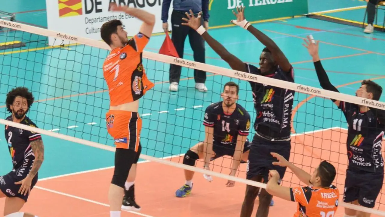 El CV Teruel y  el Urbia Voley Palma en la primera semifinal de Superliga Masculina 2019 en los Planos |Foto: CV Teruel