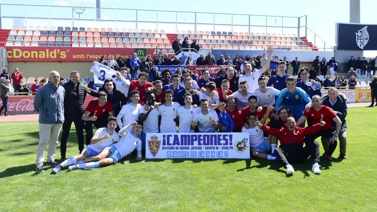 Los jugadores y el cuerpo t&eacute;cnico del Real Zaragoza juvenil celebran el primer puesto en el Grupo 3 | Foto: Real Zaragoza
