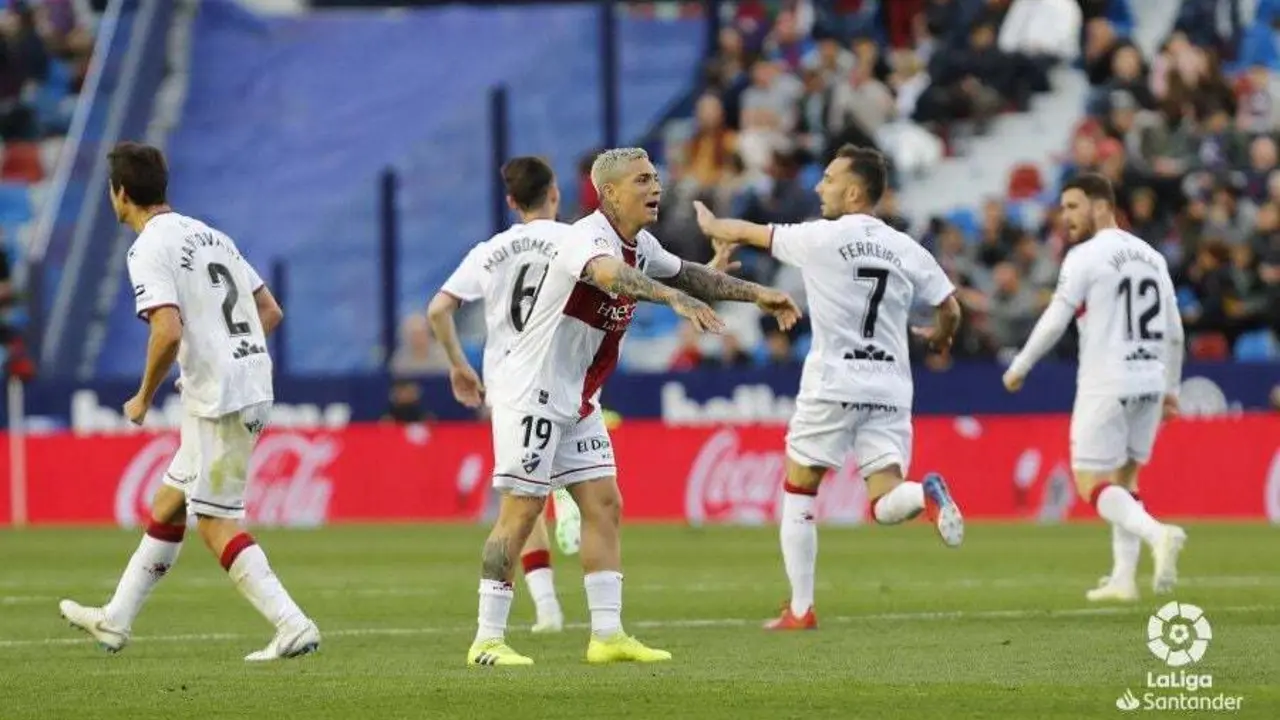 'Chimy' &Aacute;vila arenga a los suyos tras el gol del empate de Huesca | Foto: LFP