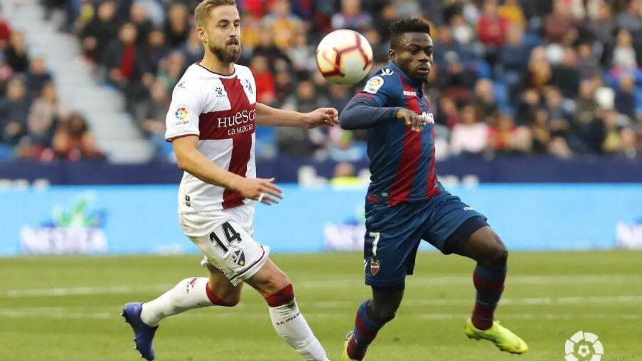 Pulido protege un bal&oacute;n ante el Levante | Foto: LFP