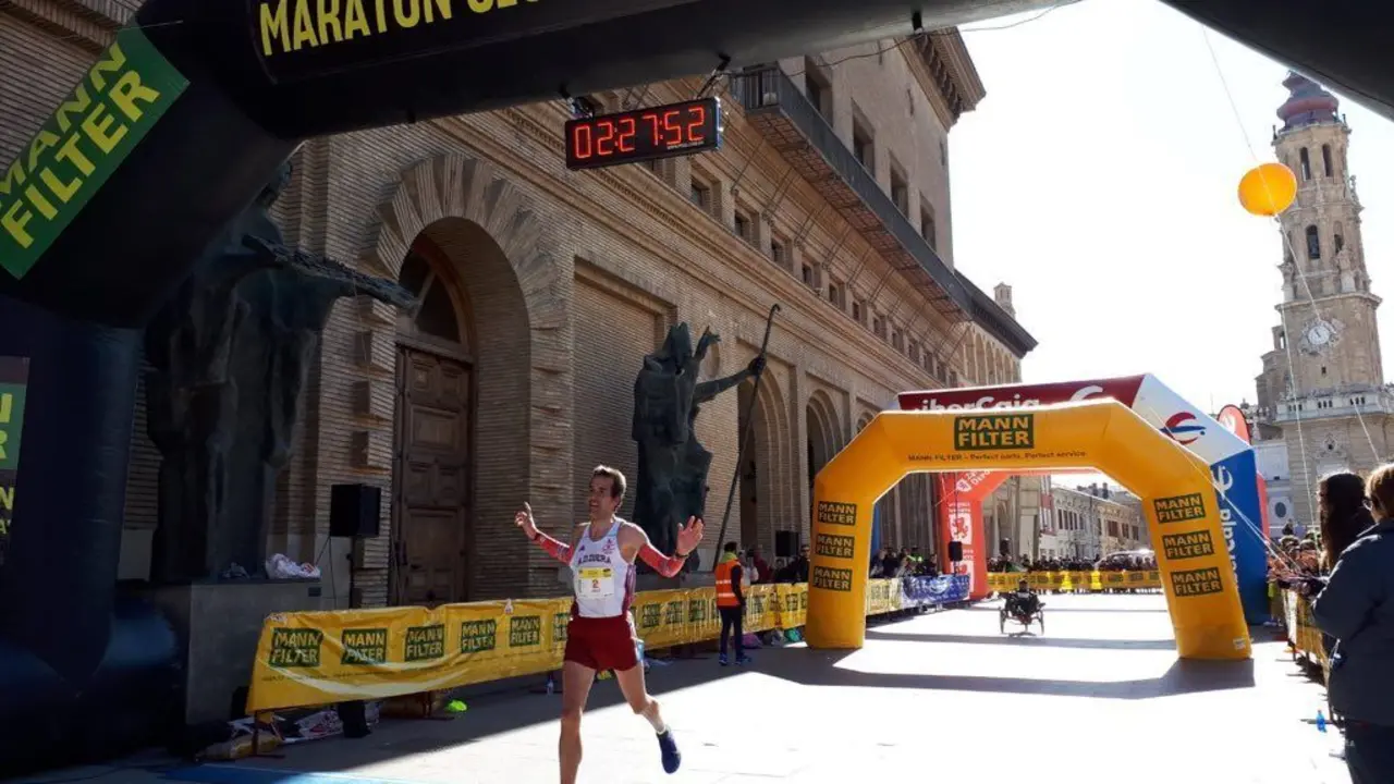 Puyuelo entra en meta vencedor del Marat&oacute;n Ciudad de Zaragoza. Foto: Ayto. Zaragoza