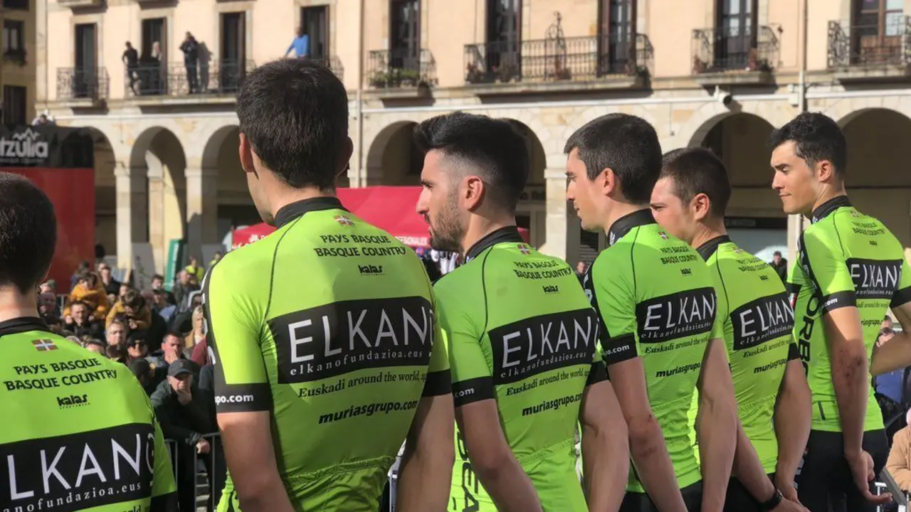 Barcel&oacute; y Samitier a la derecha en la presentaci&oacute;n de la Itzulia | Foto: Euskadi-Murias