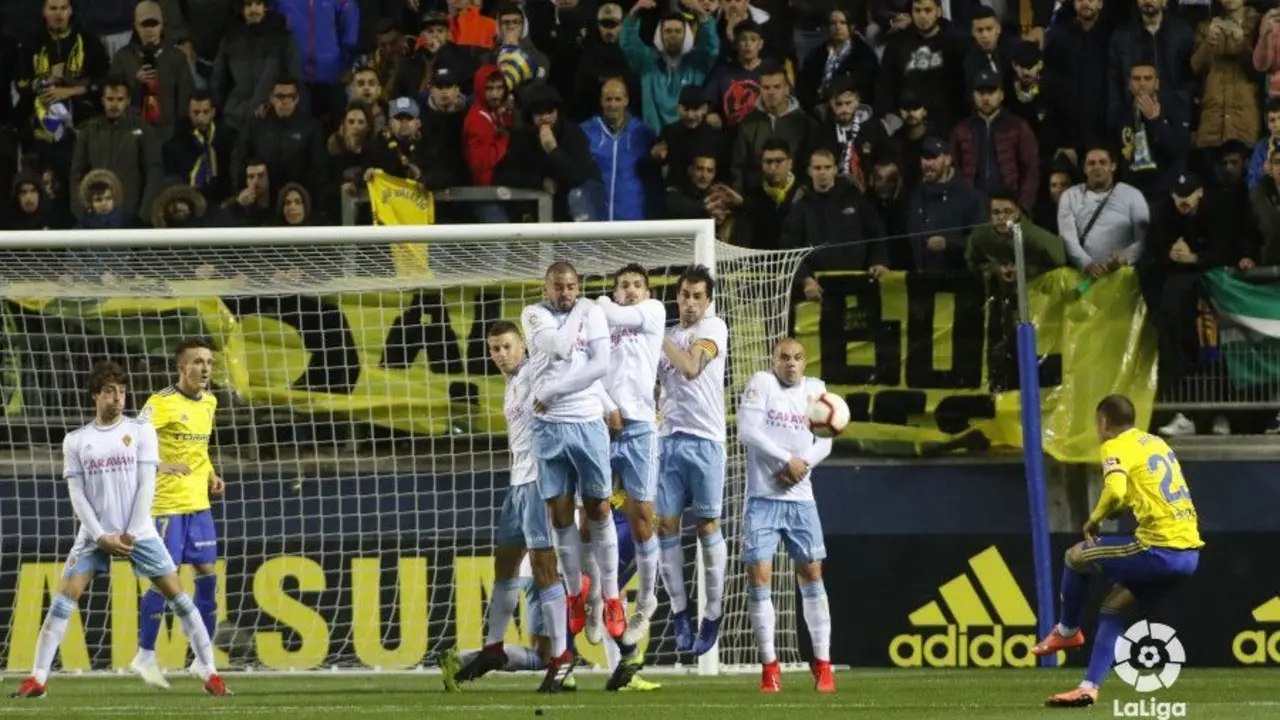 Aketxe puso el dos a tres con un bello lanzamiento de falta. Foto | LaLiga 123 